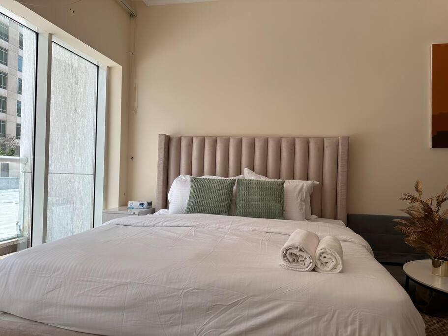 Luxury Near Burj Khalifa Apartment *